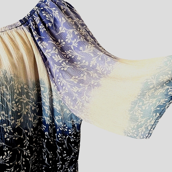 🩵Flowy, Stretchy 3/4 Sleeve Top Floral w/Gradations of Blue and Creamy White - Picture 4 of 7